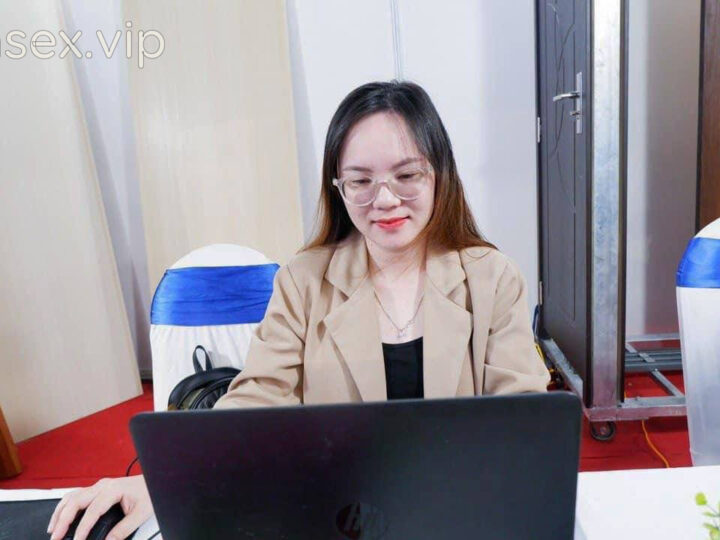 Ảnh 7 của Đụ em nhân viên văn phòng đeo kính sướng rên rỉ rồi gạ em xuất trong (Full Clip + Pic)